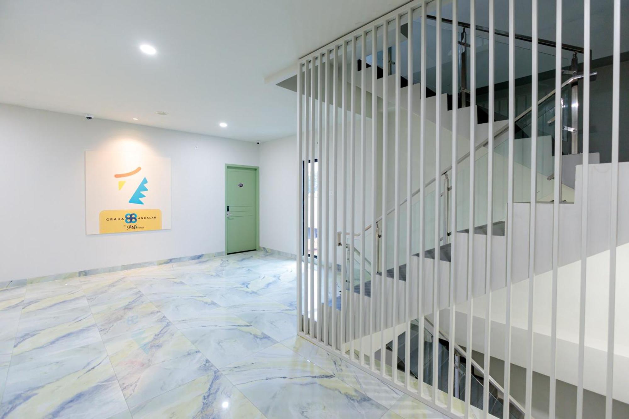 Sans Hotel 88 Andalan Surabaya By Reddoorz Exterior foto
